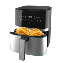 Cargar imagen en el visor de la galería, Freidora de aire Cecofry Full Inox 5500 Pro sobre un fondo liso, con su cesta extraída y llena de patatas fritas doradas y crujientes.
