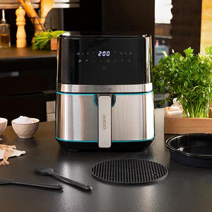 Freidora de aire Cecofry Full Inox 5500 Pro en un ambiente de cocina, mostrando su elegante diseño en negro y acero inoxidable con detalles en azul.