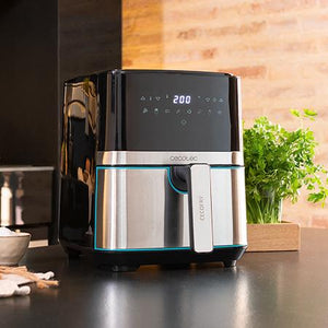 Freidora de aire Cecofry Full Inox 5500 Pro exhibida prominentemente en una encimera de cocina, destacando su diseño moderno e interfaz digital.