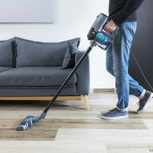 Cargar imagen en el visor de la galería, Hombre aspirando suelo de madera con la aspiradora vertical con cable Cecotec Conga Thunderbrush 560
