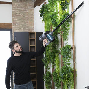 Aspiradora con cable Cecotec Conga Thunderbrush 560 alcanzando zonas altas