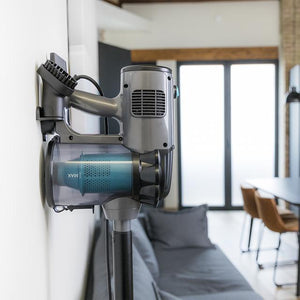 Aspiradora Cecotec Conga Thunderbrush 560 colgada en la pared con sus accesorios