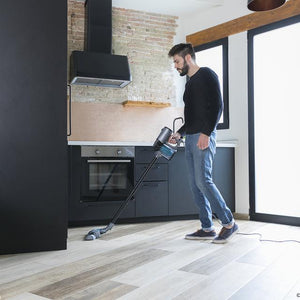 Aspiradora vertical con cable Cecotec Conga Thunderbrush 560 limpiando un hogar